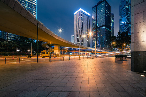 夜色下空荡荡的道路