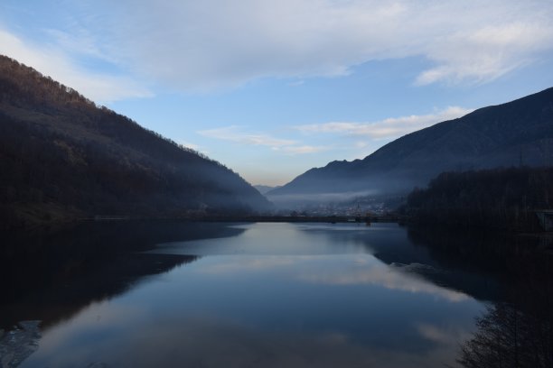 深山湖景水雾