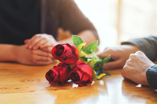 拿着花的浪漫情侣