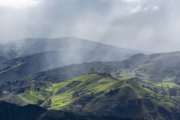 蓝天白云大山背景