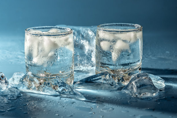 清爽饮料在一个玻璃杯与冰块