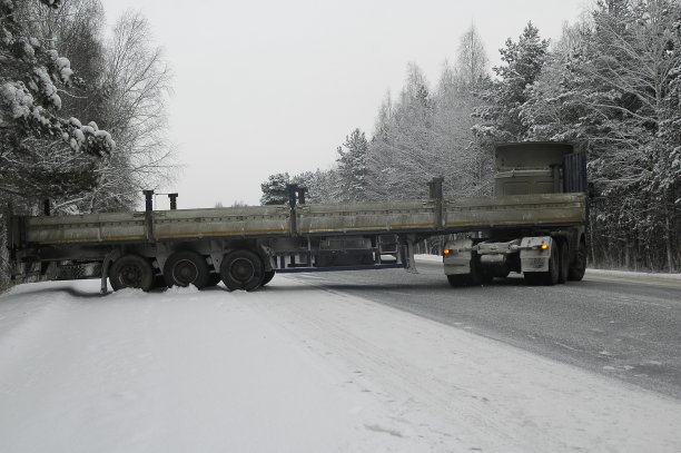 雪地行驶的卡车