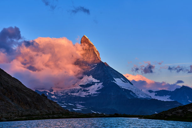 深山湖景水雾