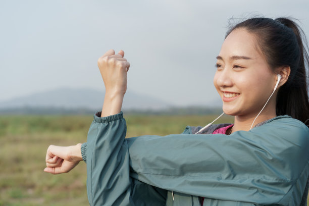 微笑的女人们在公园里健身