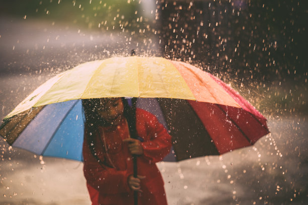 雨中撑伞的女孩