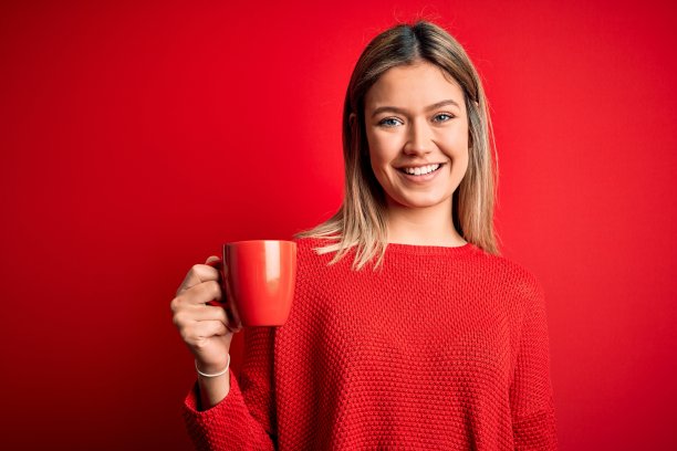 青年女人喝茶