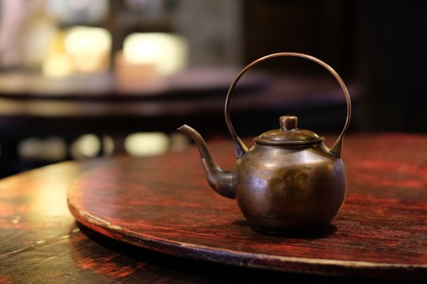 老式金属茶壶