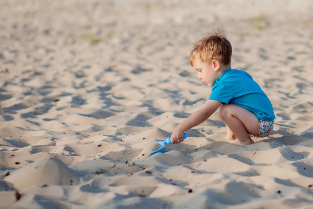 小男孩在沙滩上玩耍