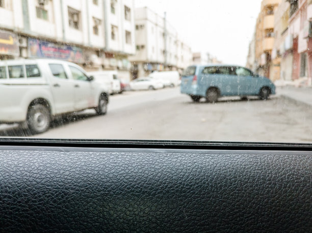 疾驰在道路上的汽车