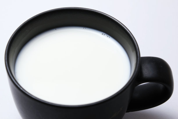 在一个白色的杯热咖啡拿铁