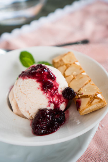 夏日甜点草莓冰淇淋