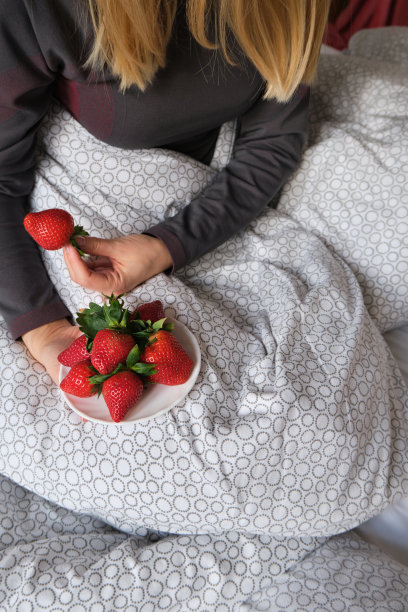 女人手拿草莓