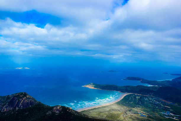 航拍海洋中的岛屿风景