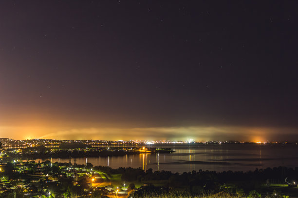 夜色下的小镇风景