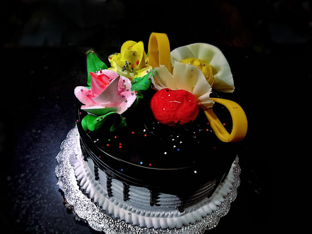 黑暗中的生日蛋糕
