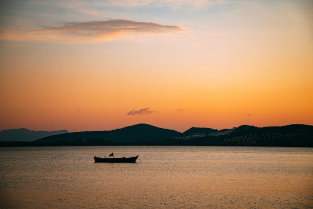 夕阳下海边捕鱼