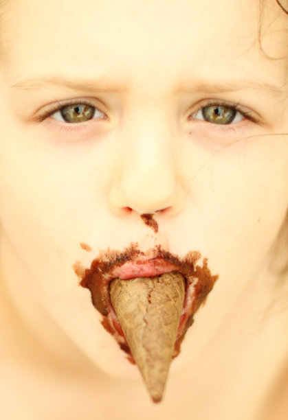 孩子吃巧克力