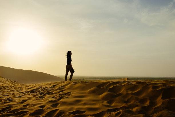 沙漠上的女人