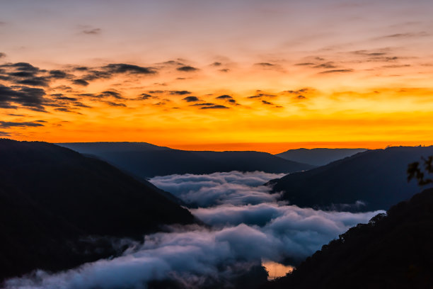 雾色山岭风光