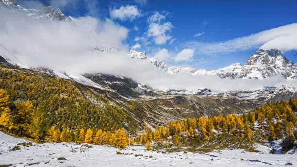 雪山倒影