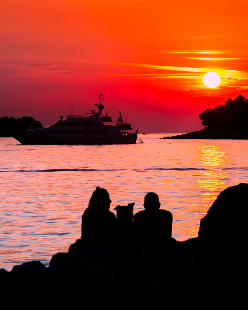 夕阳下的海上轮船