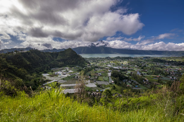 航拍山顶美景