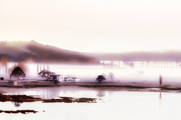 深山湖景水雾