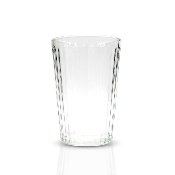 白色背景下的玻璃烧杯