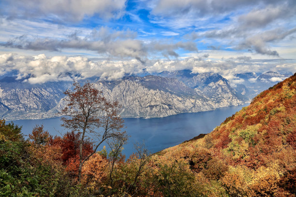 群山森林湖水天空风景