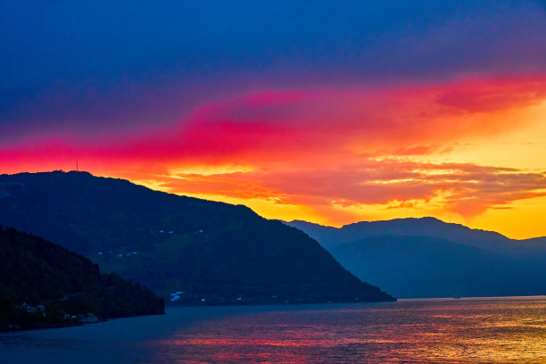 夕阳下的大山美景