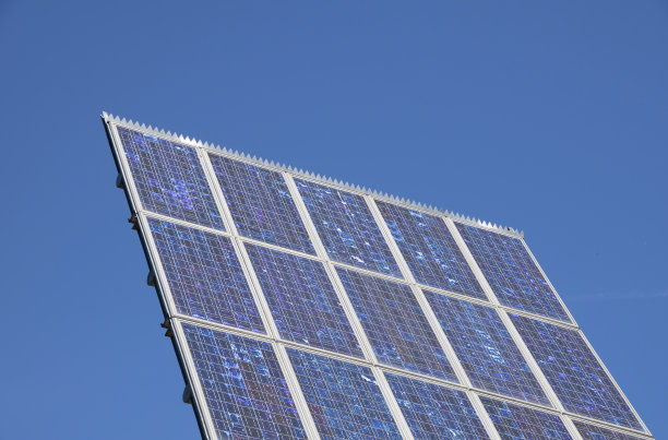 蓝天下的光伏发电 太阳能电池板