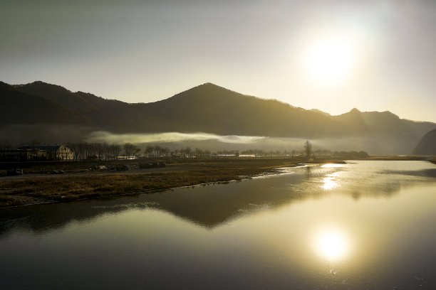 夕阳下的大山美景