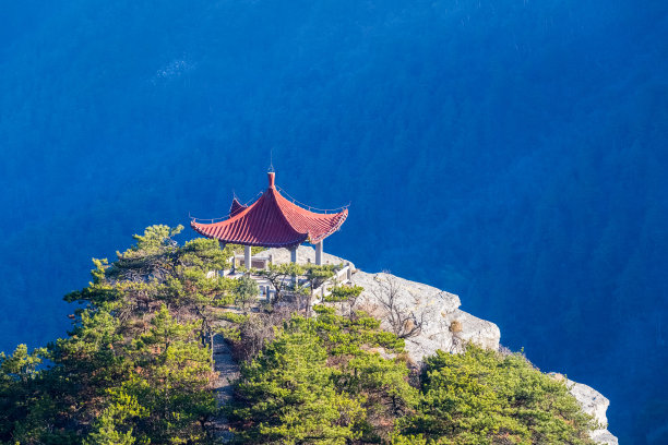 大山中的凉亭