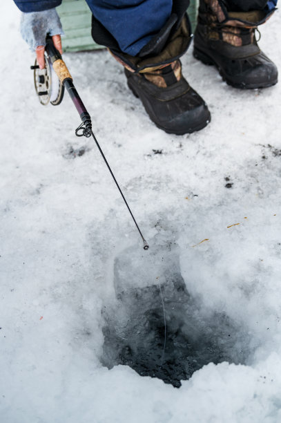 下雪钓鱼