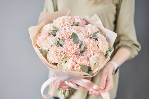 粉色包装花束