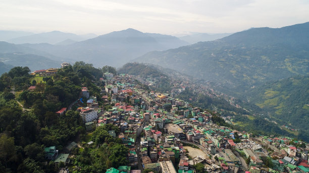 航拍山顶美景