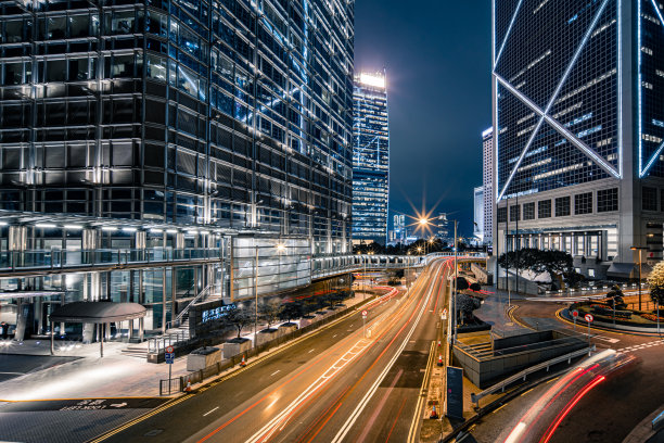 夜色下明亮的道路