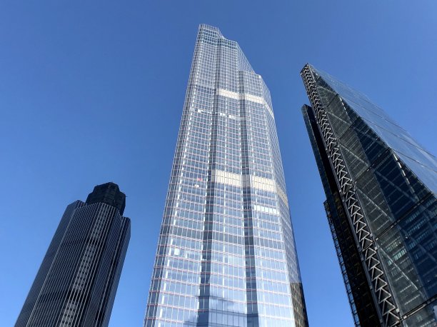 在城市的现代玻璃摩天大楼