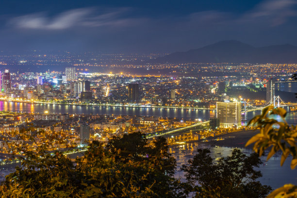 蓝天白云航拍城市建筑风景图片