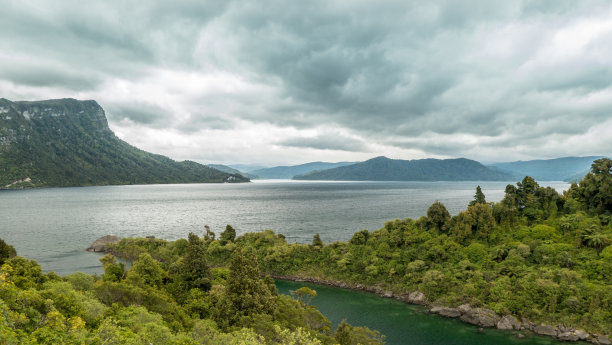 群山森林湖水天空风景