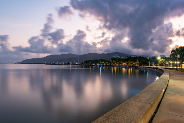 海滨小镇黄昏风景