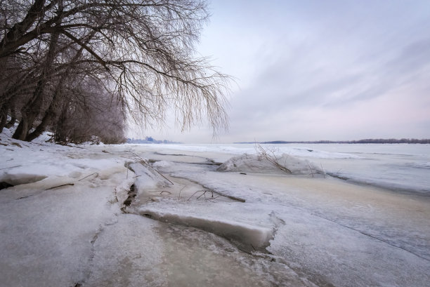 冬天河流结冰