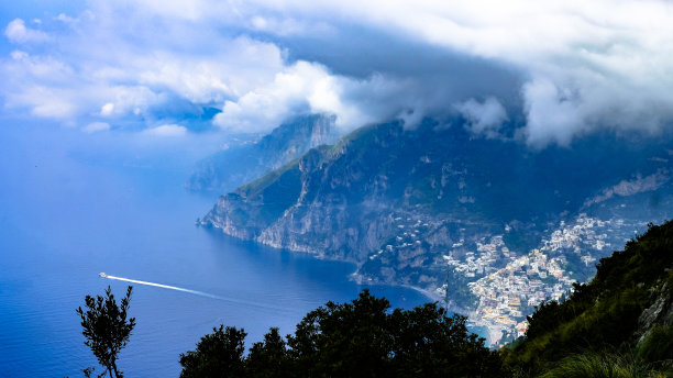 群山大海天空风景背景