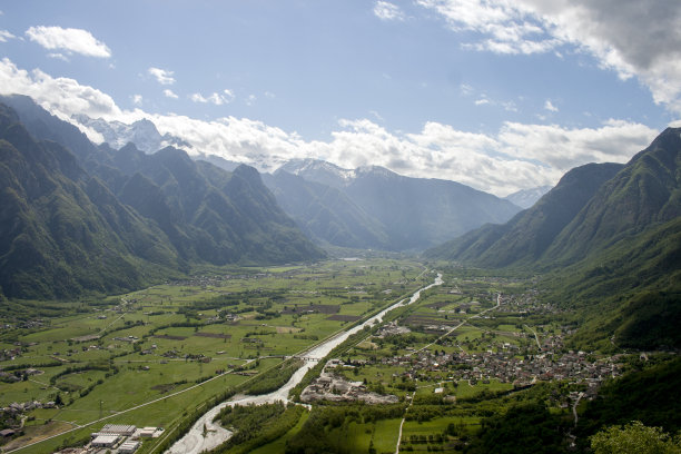 山间流水