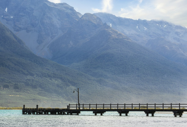 深山湖景水雾