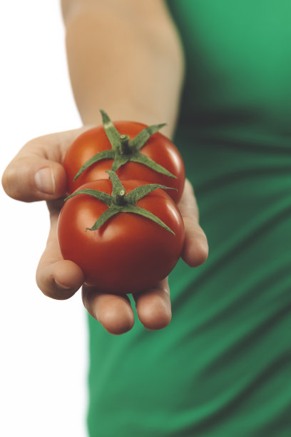 拿着一个番茄的女人