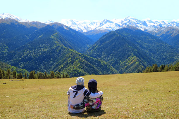 夫妻坐在山顶