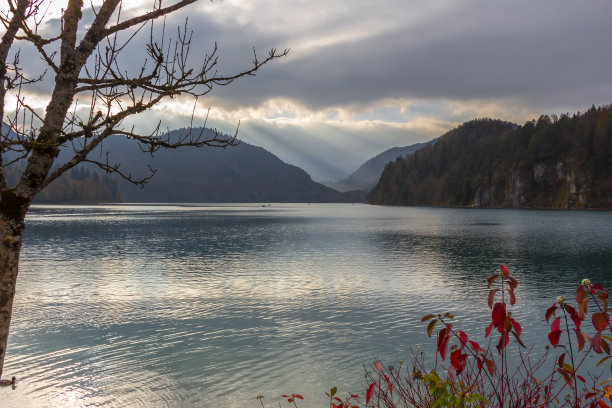 群山森林湖水天空风景