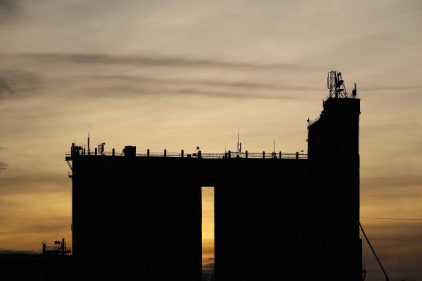 建筑工地与夕阳