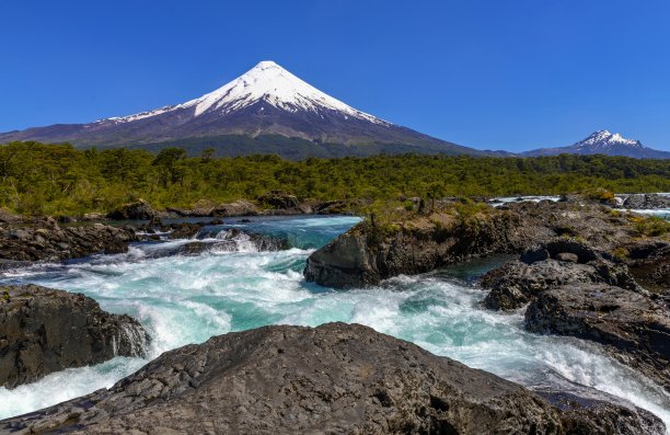 雪山,火山岩,林区